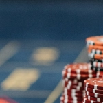 Коллекция винтажных фишек казино и игральных карт как антикварные артефакты